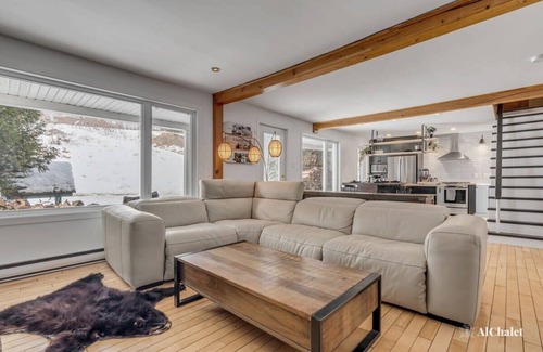 Saint-Joachim Ski Chalet | Amanayé | Wooded Nest | Spa & Wood-Burning Fireplace