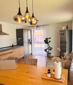 Elgersweier Apartment | AMAO Pearl - Rollstuhlgerechte Suite - 94 qm - Balkon & Tiefgarage - Aufzug - Kingsize-Bett - Nähe Messe