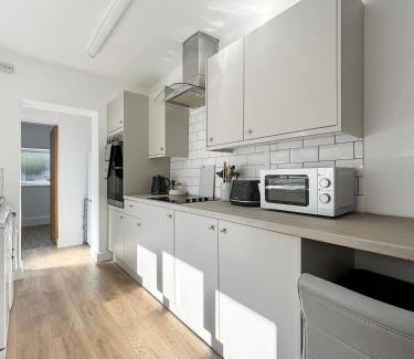 Grantham House | Amaya One -3 bedroom townhouse - with garden - close to town centre - sleeps 7