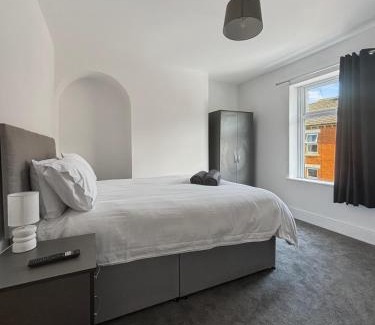 Grantham House | Amaya One -3 bedroom townhouse - with garden - close to town centre - sleeps 7