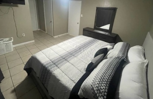 South Baton Rouge Apartment | Amazing 2 bed/2 bath apartment 9 mins from LSU - King Size Beds