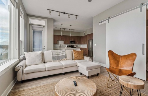 West End Apartment | Amazing 2 Bedroom Apartment Downtown Austin. Next to 6th St. Great View!