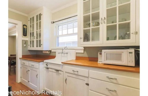 West Plaza House | Amazing 2-bedroom bungalow with AC in Kansas City