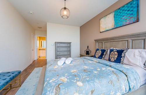 Hurontario Apartment | Amazing 3 Bed 4 Bath Penthouse with Roof Top Terrace close to Airport