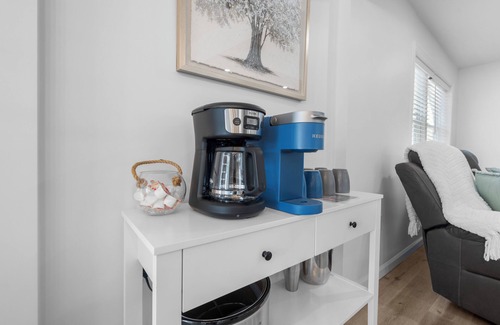 Devon House | Amazing 3BR Wildermere Beach Retreat, with Jacuzzi