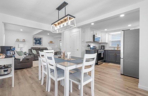 Devon House | Amazing 3BR Wildermere Beach Retreat, with Jacuzzi