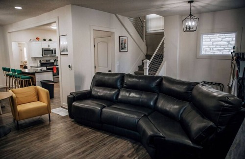 South Hyde Park House | Amazing 6 bdrm Downtown KC/Near Plaza/UMKC