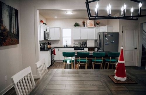South Hyde Park House | Amazing 6 bdrm Downtown KC/Near Plaza/UMKC