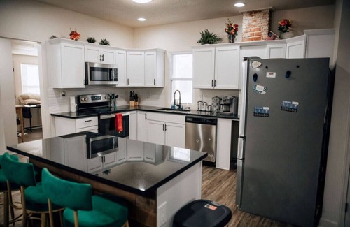 South Hyde Park House | Amazing 6 bdrm Downtown KC/Near Plaza/UMKC
