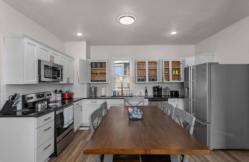South Hyde Park House | Amazing 6 bdrm Home/Downtown KC/Near Plaza/UMKC