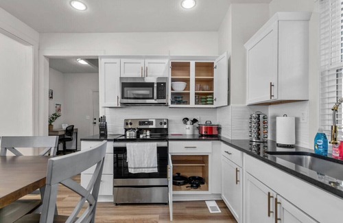 South Hyde Park House | Amazing 6 bdrm Home/Downtown KC/Near Plaza/UMKC