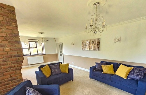 Basildon House | Amazing 6BR, Sleeps 10, Large Garden, Free Parking
