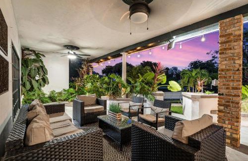 Davie Villa | Amazing 8BR w Pool Lake ViewTons of Amenities