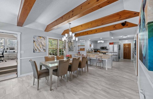 West Des Moines House | AMAZING & A PARTY BARN… HOT TUB, PL TBl, PNG PNG, & ARCADE! ACCESS TO POOLS!
