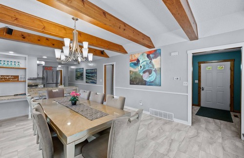 West Des Moines House | AMAZING & A PARTY BARN… HOT TUB, PL TBl, PNG PNG, & ARCADE! ACCESS TO POOLS!