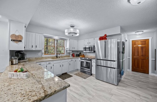 West Des Moines House | AMAZING & A PARTY BARN… HOT TUB, PL TBl, PNG PNG, & ARCADE! ACCESS TO POOLS!