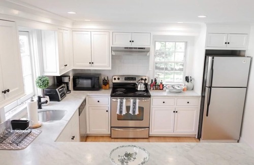 East Hampton North House | Amazing Amagansett/EH Getaway. Walk to town and Beach. Hot tub and Pool!