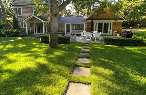 East Hampton North House | Amazing Amagansett/EH Getaway. Walk to town and Beach. Hot tub and Pool!