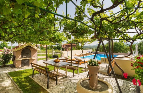 Sinj Apartment | Amazing apartment in Obrovac Sinjski
