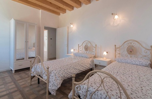 Cinto Euganeo Apartment | Amazing Apartment in Valnogaredo With 3 Bedrooms, Wifi and Outdoor Swimming Pool