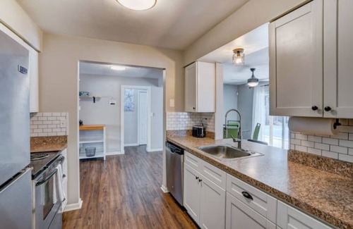 Largo House | Amazing Backyard!Heated Pool,outside TV, Pet Friendly, Close to Beaches,3 bikes