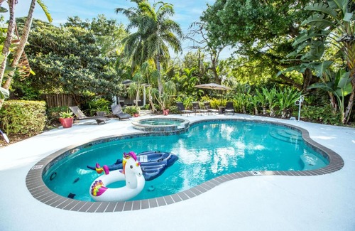 Bradenton House | Amazing Backyard Paradise, Heated Saltwater Pool & SPA, 8 mins to Anna Maria Island & 10 mins to IMG