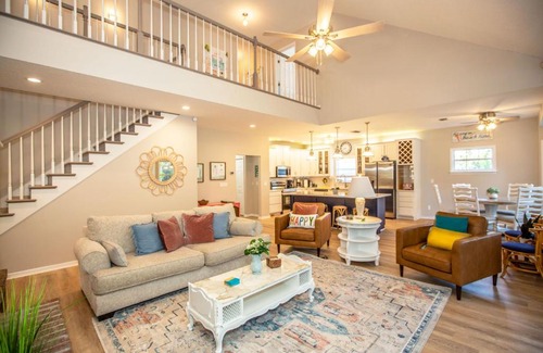 Bradenton House | Amazing Backyard Paradise, Heated Saltwater Pool & SPA, 8 mins to Anna Maria Island & 10 mins to IMG