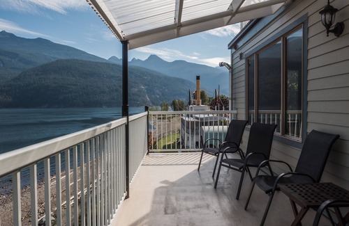 Kaslo Apartment | Amazing Beachfront Apartment - Right Downtown. The perfect year-round getaway.