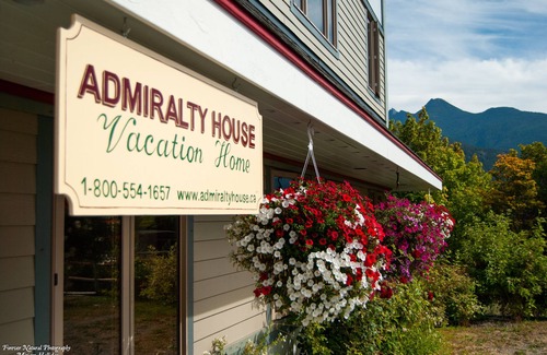 Kaslo Apartment | Amazing Beachfront Apartment - Right Downtown. The perfect year-round getaway.