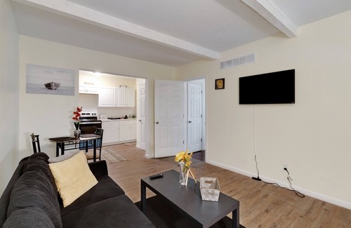 CUF Apartment | Amazing Centrally Located Apt Combo Near Uc, Hospital And Zoo! 2 Bedroom Apts by Redawning