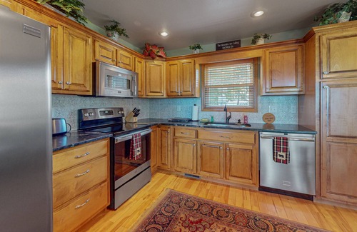 Murphy Cabin | Amazing chalet with mountain views, wraparound porch, firepit, & hot tub