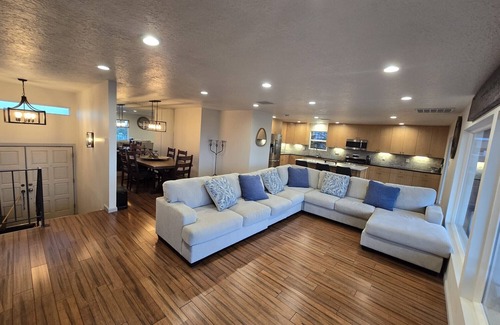 Pat Hurley House | Amazing City Views - Beautiful home w/Hot Tub