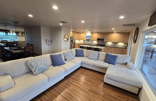 Pat Hurley House | Amazing City Views - Beautiful home w/Hot Tub