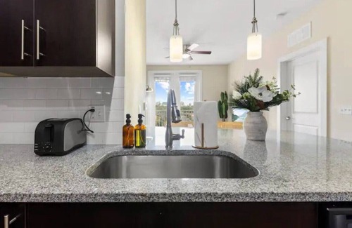 Courier City - Oscawana Apartment | Amazing Downtown views W/Pool,Gym, & Free Parking