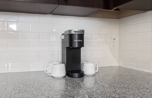 Courier City - Oscawana Apartment | Amazing Downtown views W/Pool,Gym, & Free Parking
