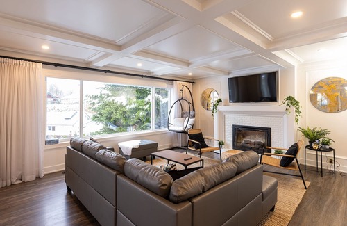 Squamish House | Amazing Estate - w/ pool table & hot tub