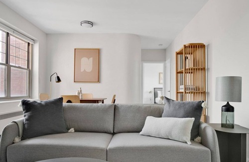 Evanston Apartment | Amazing Evanston 2BR, 1 mile from Northwestern campus, by Blueground
