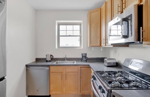 Evanston Apartment | Amazing Evanston 2BR, 1 mile from Northwestern campus, by Blueground