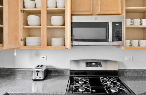 Evanston Apartment | Amazing Evanston 2BR, 1 mile from Northwestern campus, by Blueground