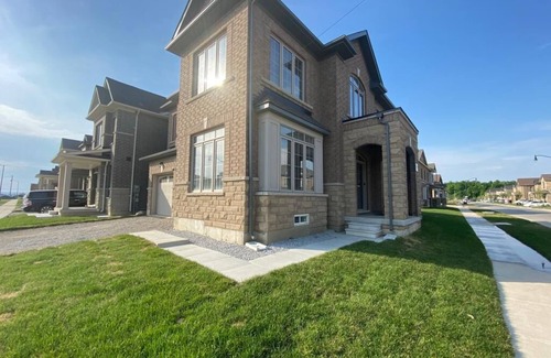 Brampton House | Amazing Fun Place With 6 Beds 3.5 Bath Home Having 14 People Sleeping Capacity