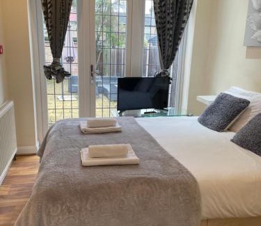 Highams Park Apartment | Amazing Garden Studio 1 - Chingford/NE London