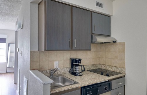 Gateway Apartment | Amazing Gateway Studio w/Gym, Pool, nr Movies, by Blueground