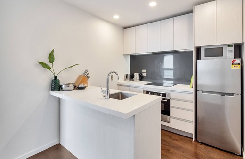 Auckland Central Business District Apartment | Amazing Harbour, Skytower & Rangitoto Views