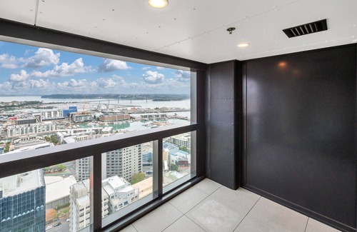 Auckland Central Business District Apartment | Amazing Harbour, Skytower & Rangitoto Views