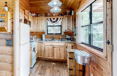 Fredericksburg Cabin | Amazing Hill country cabin with canyon views, furnished deck, grill, & AC