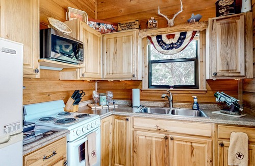 Fredericksburg Cabin | Amazing Hill country cabin with canyon views, furnished deck, grill, & AC