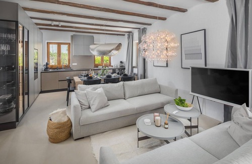 Cabrunici House | Amazing home in Cabrunici with jacuzzi