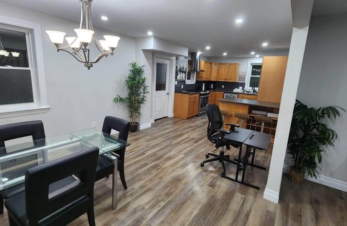 Cambridge House | Amazing home on a huge backyard right near downtown, costco, movie.Pet Friendly!