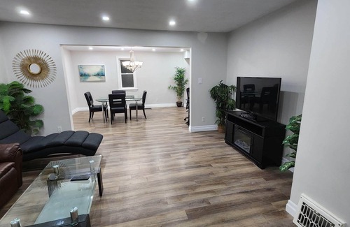 Cambridge House | Amazing home on a huge backyard right near downtown, costco, movie.Pet Friendly!