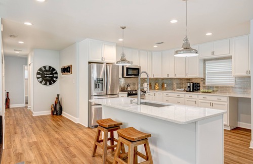 Shore Acres House | AMAZING HOME SUPER CLEAN FREE PARKING FULLY STOCKED KITCHEN